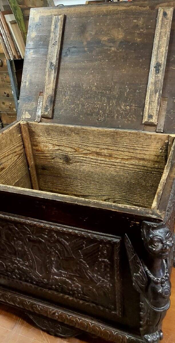 Small finely carved wooden chest, Renaissance style, 19th century, Tuscany