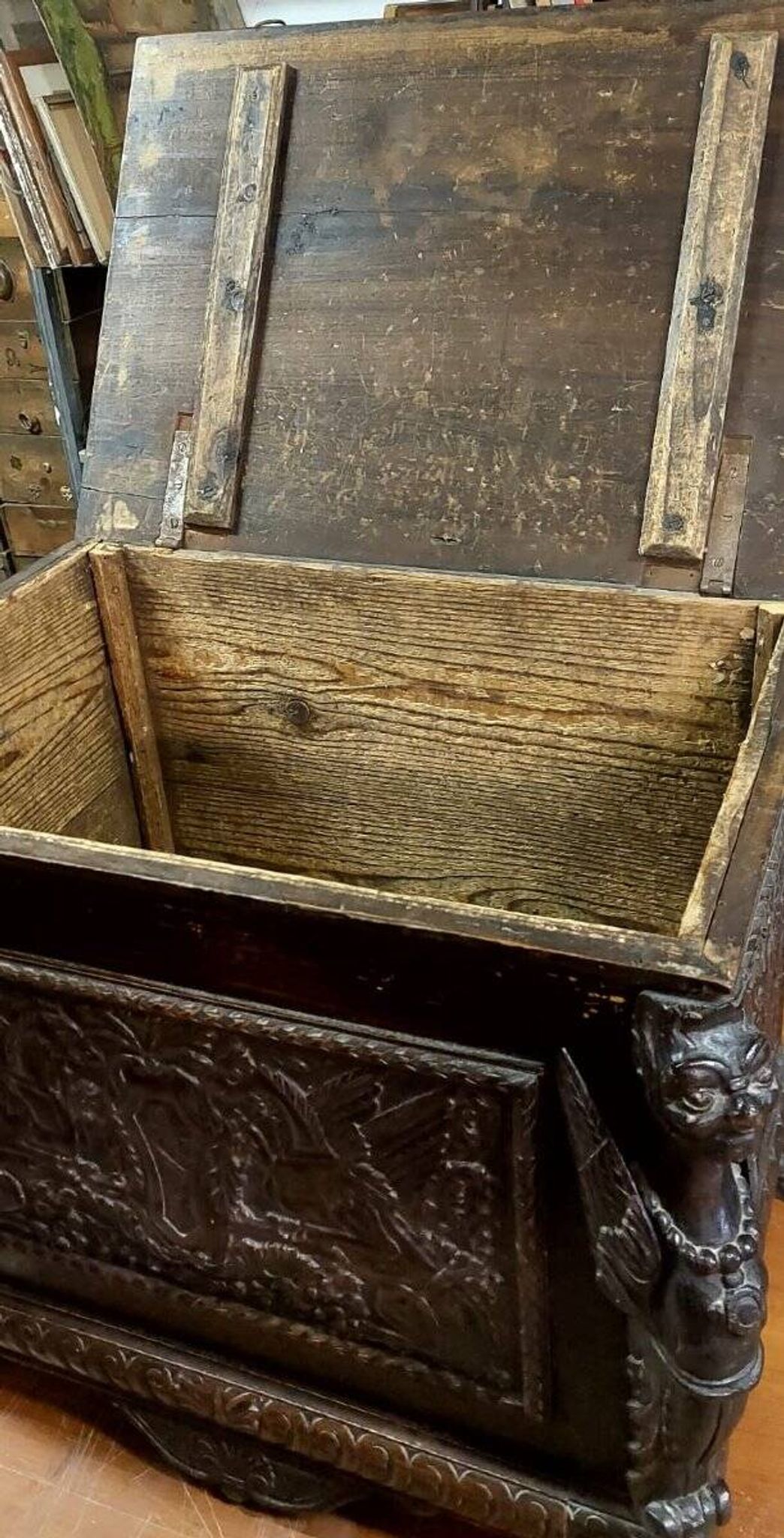 Small finely carved wooden chest, Renaissance style, 19th century, Tuscany