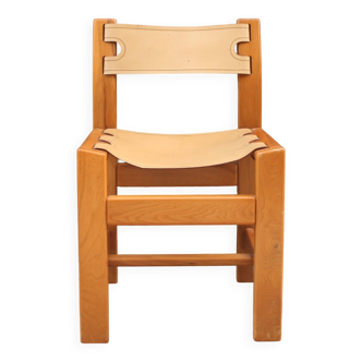 Chaise en orme et cuir par Maison Regain