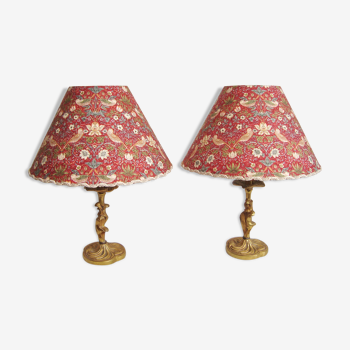 Paire de lampes anciennes en bronze avec abat-jours en tissu William Morris rouge