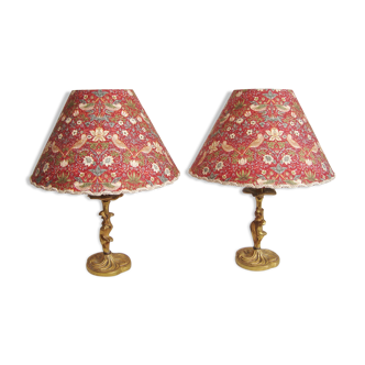 Paire de lampes anciennes en bronze avec abat-jours en tissu William Morris rouge