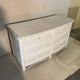 Commode vintage en rotin blanc tressé à 6 tiroirs