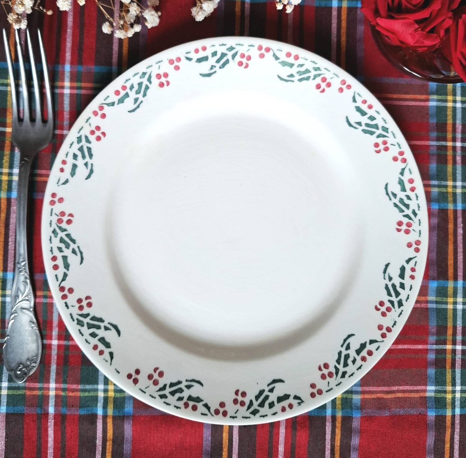 Assiettes plates anciennes dépareillées en faïence