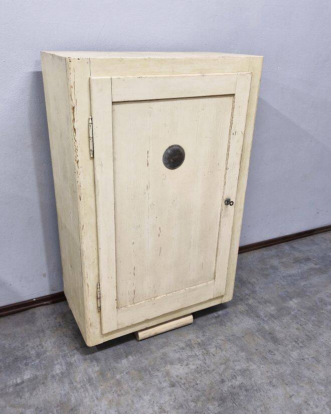 Bread cabinet with glass spice containers
