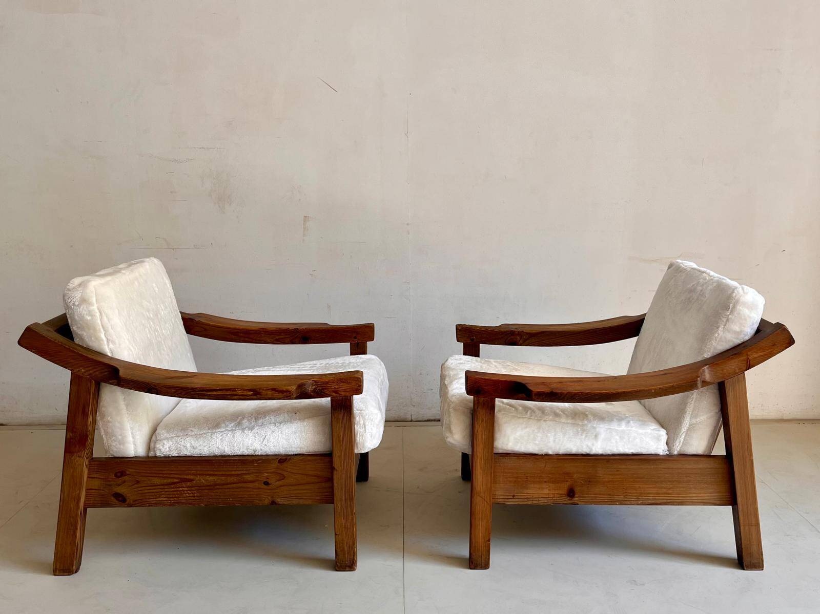 Brutalist Biosca armchairs in stained pine wood, Spain 1960