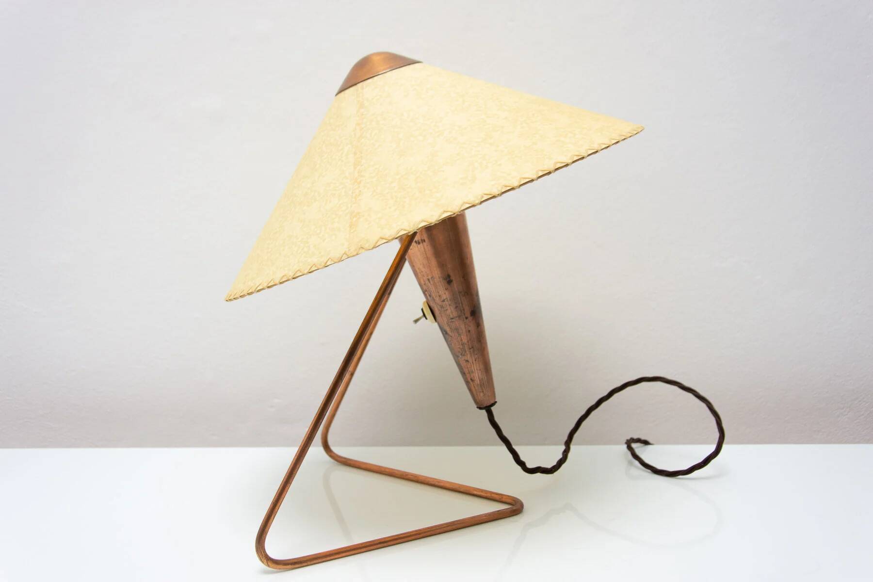 Lampe de table trépied tchèque des années 50 par Helena Frantová.