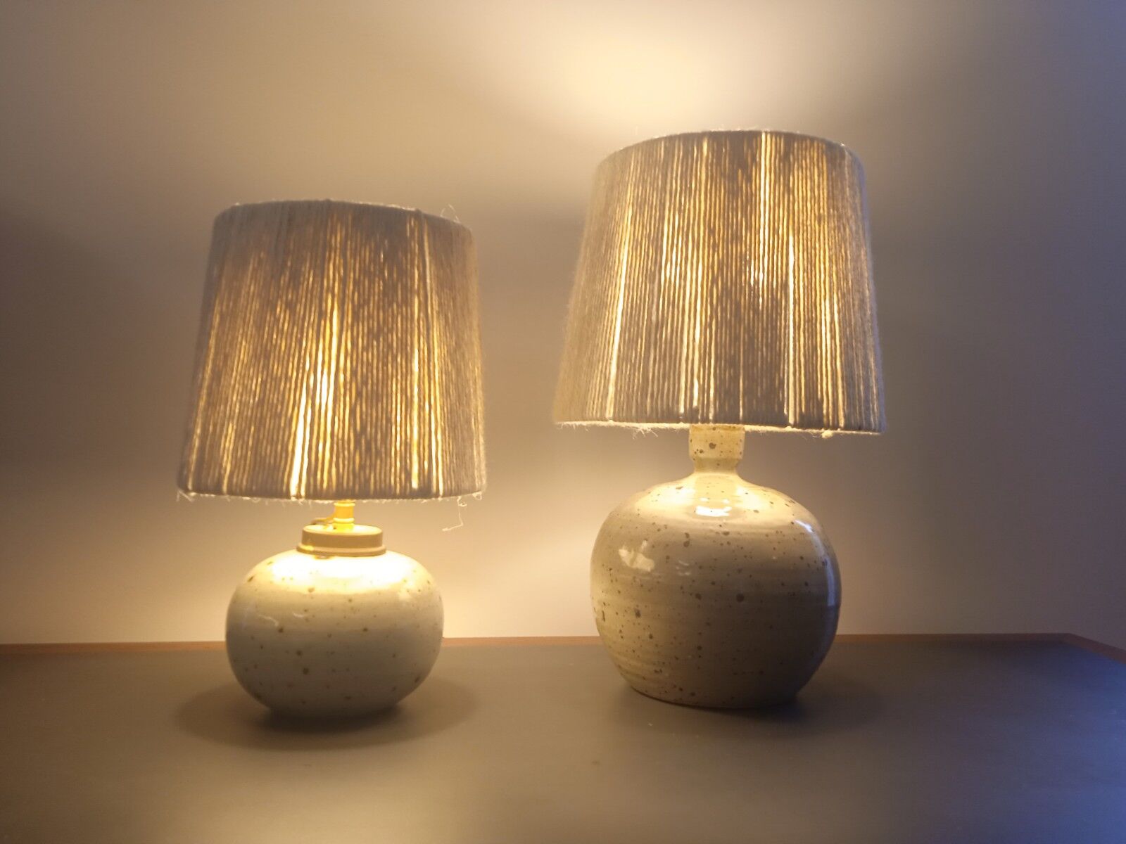 Lampe vintage en grès émaillé avec abat-jour en corde