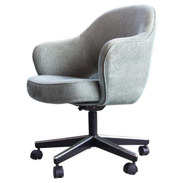 Knoll saarinen executive chair in original textile, swivel base