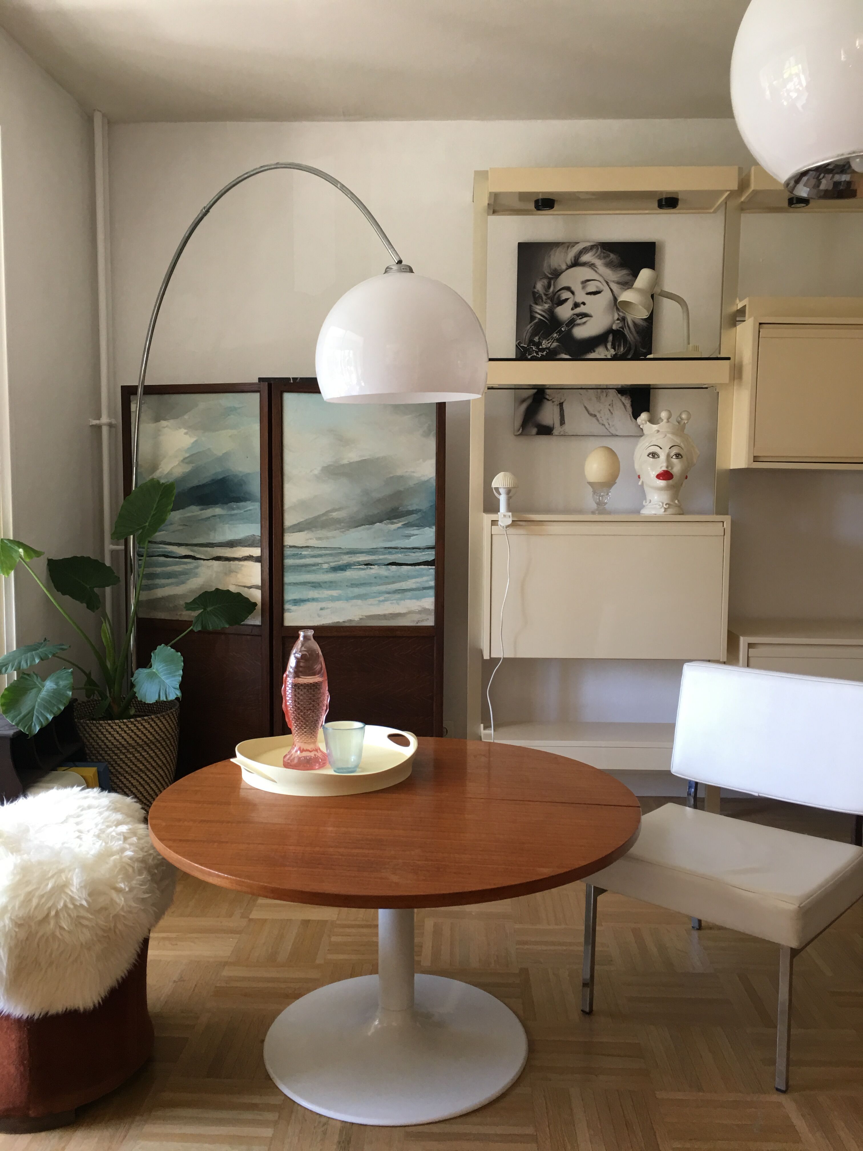 Dining table with a modular tulip foot