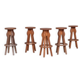 Ensemble de 5 tabourets de bar en chêne brutaliste du milieu du siècle en Belgique.