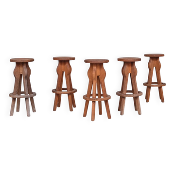 Ensemble de 5 tabourets de bar en chêne brutaliste du milieu du siècle en Belgique.