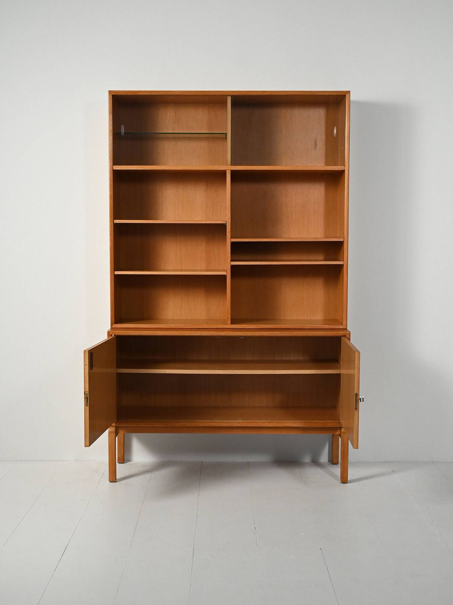 Bibliothèque avec vitrine conçue par Marian Grabinsky pour IKEA