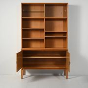Bibliothèque avec vitrine conçue par Marian Grabinsky pour IKEA