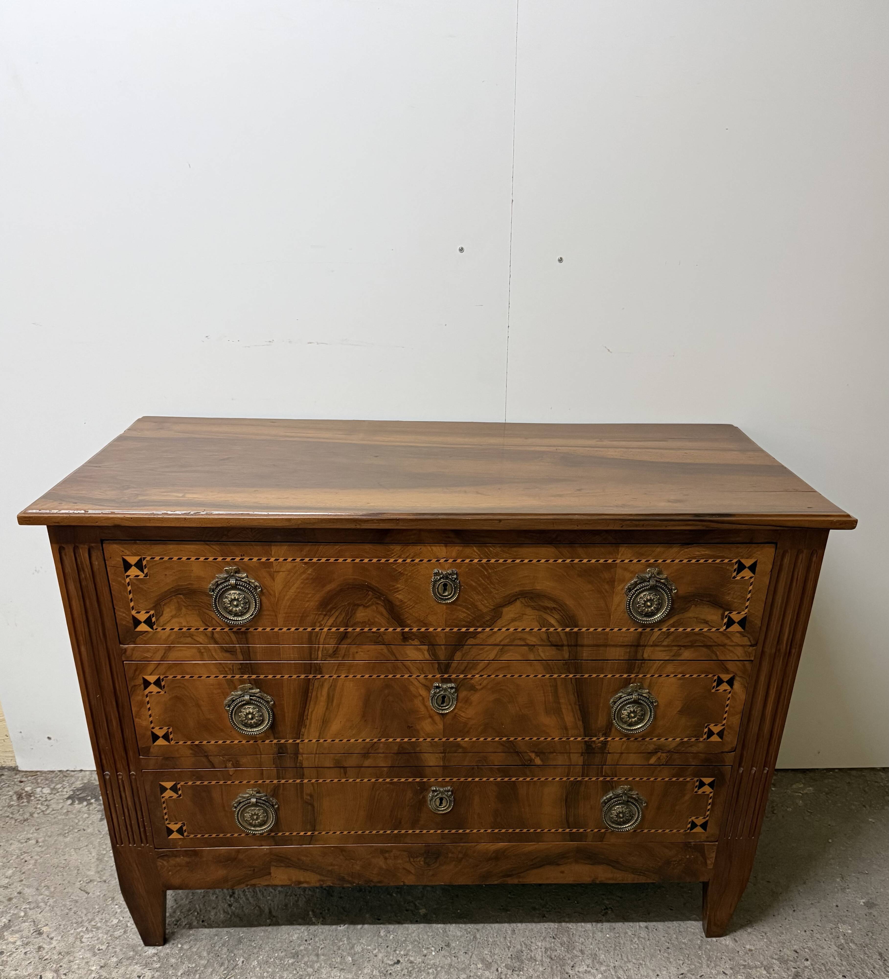 Commode en noyer de style Louis XVI