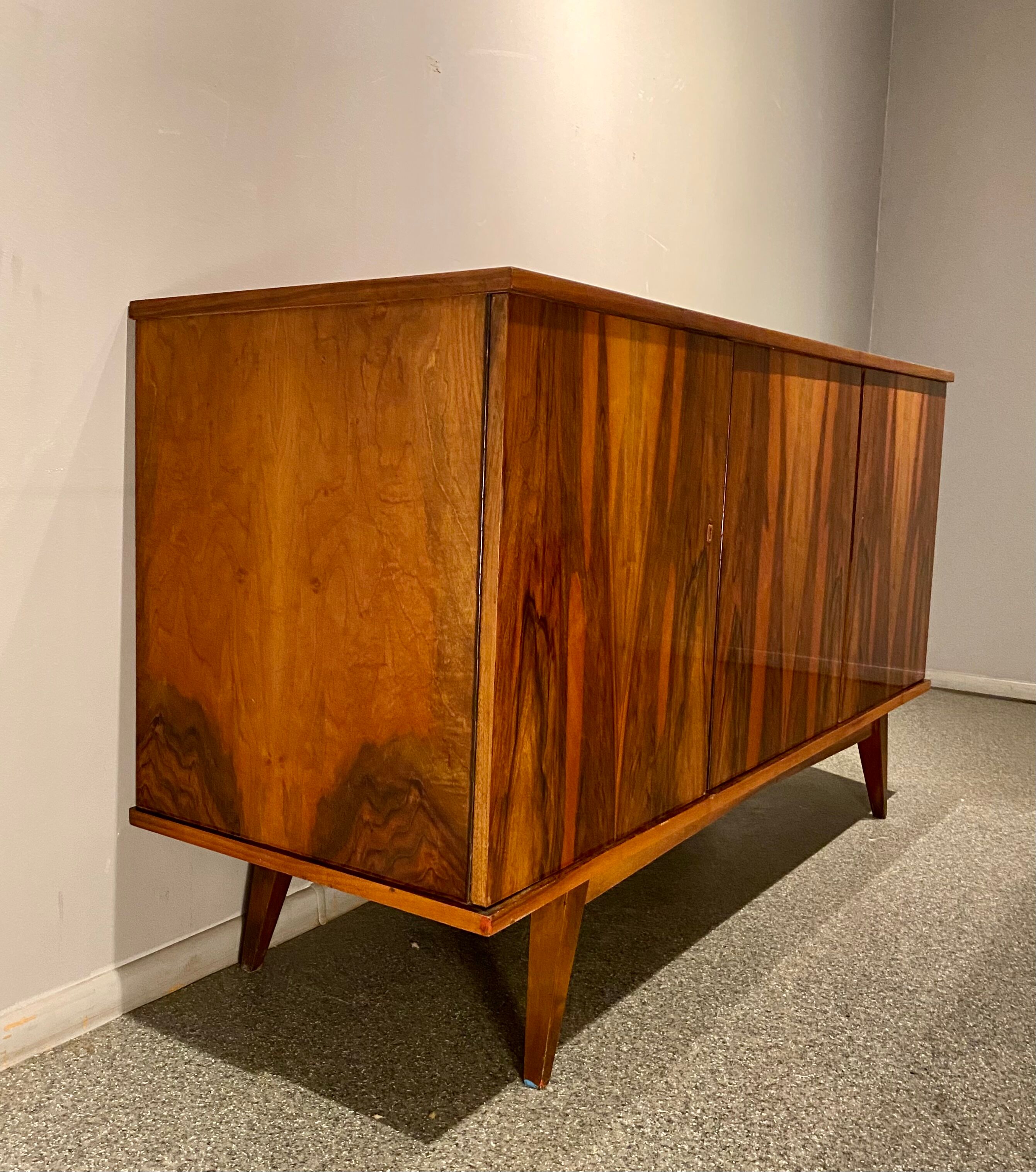 Enfilade plaquée de noyer, bois grainé vintage