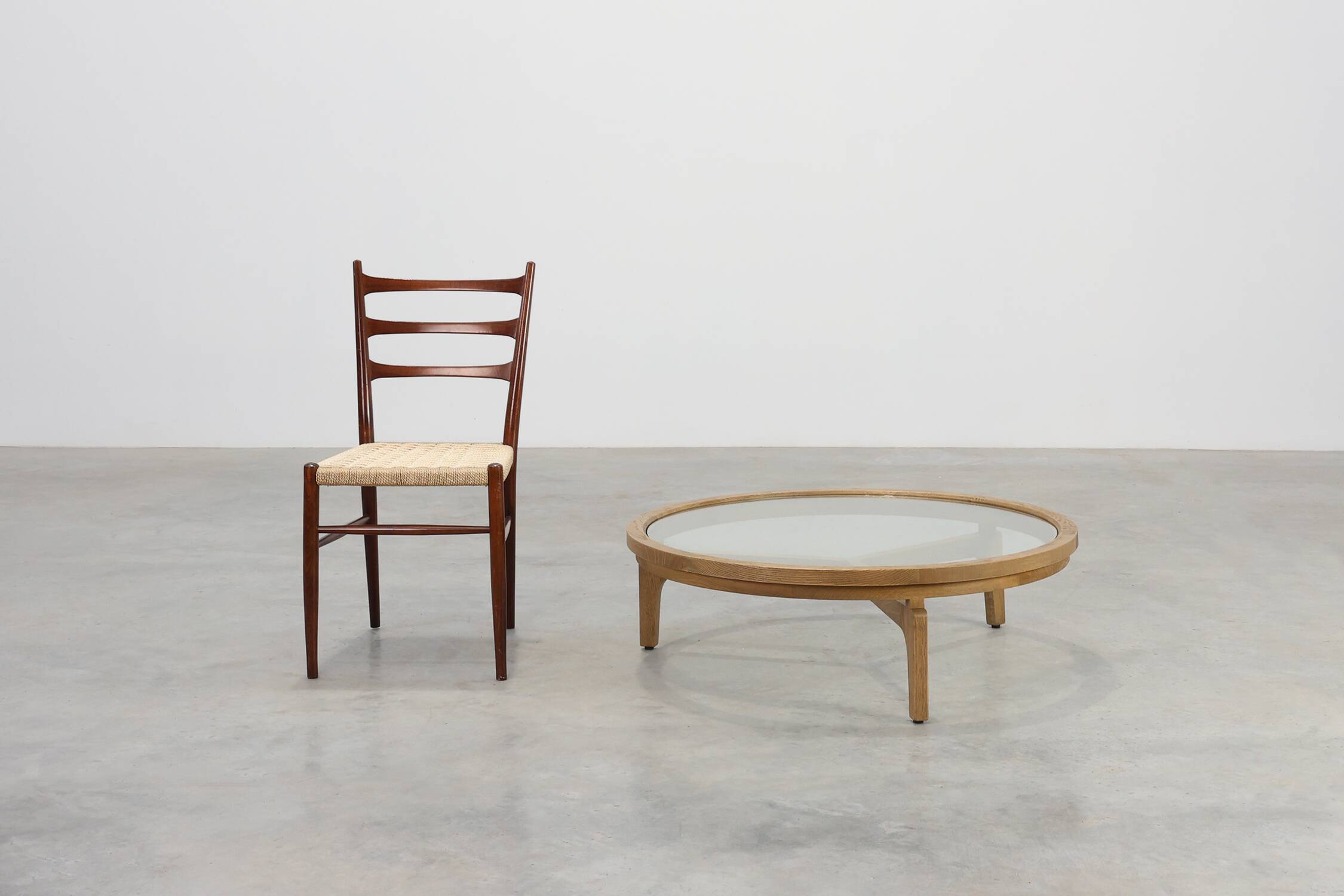 Table moderne en bois de cèdre et verre, Italie fin du 20e siècle
