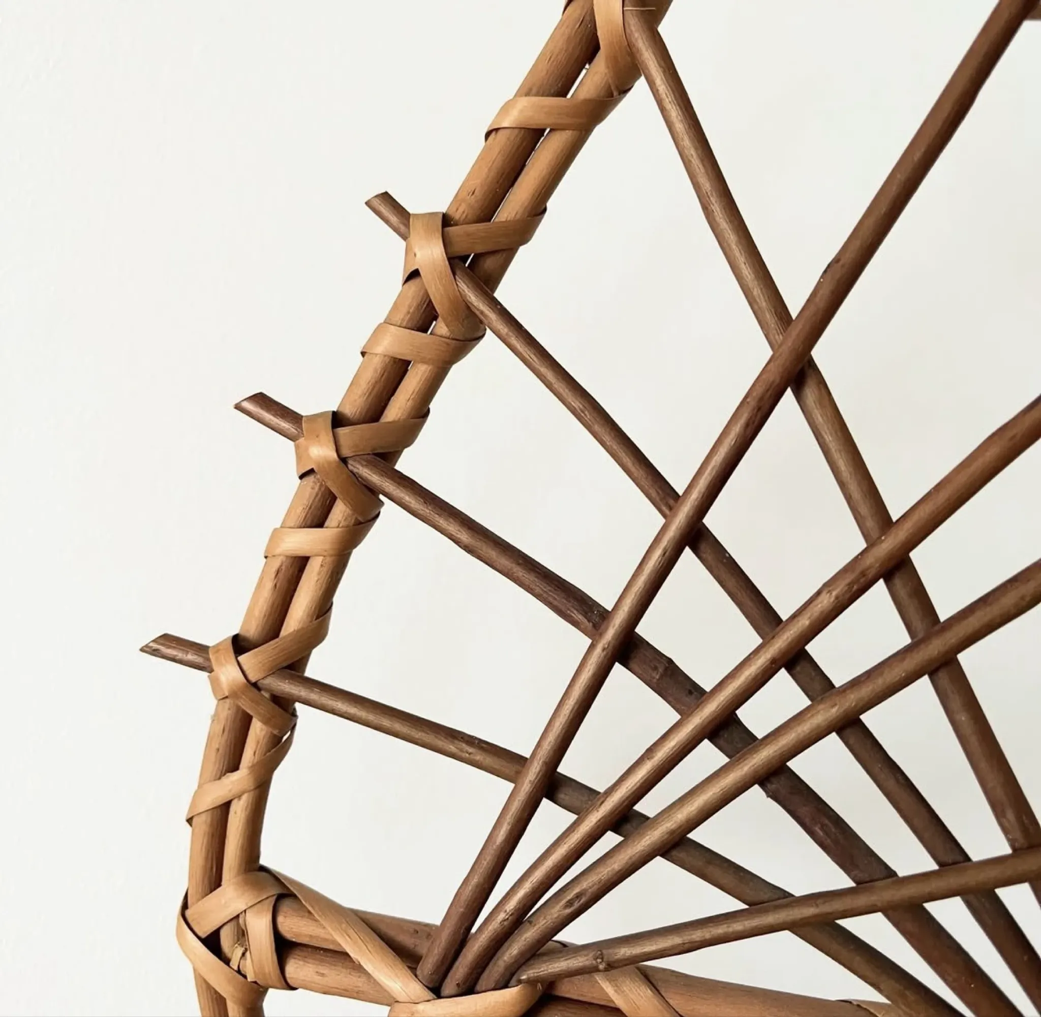 Wall-mounted plant holder in rattan