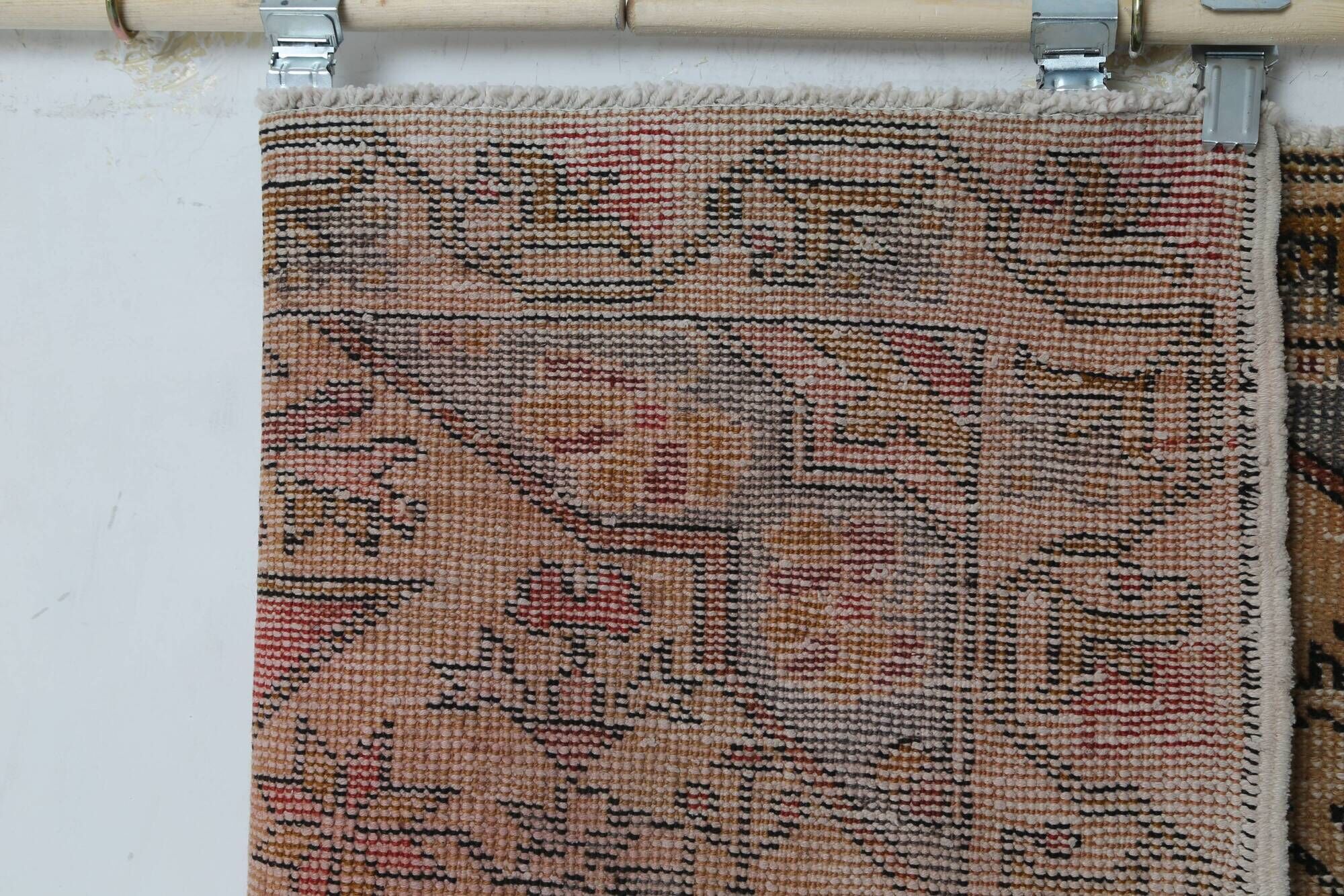 Vintage Turkish rug in beige and red with oriental design, 135 × 210 cm