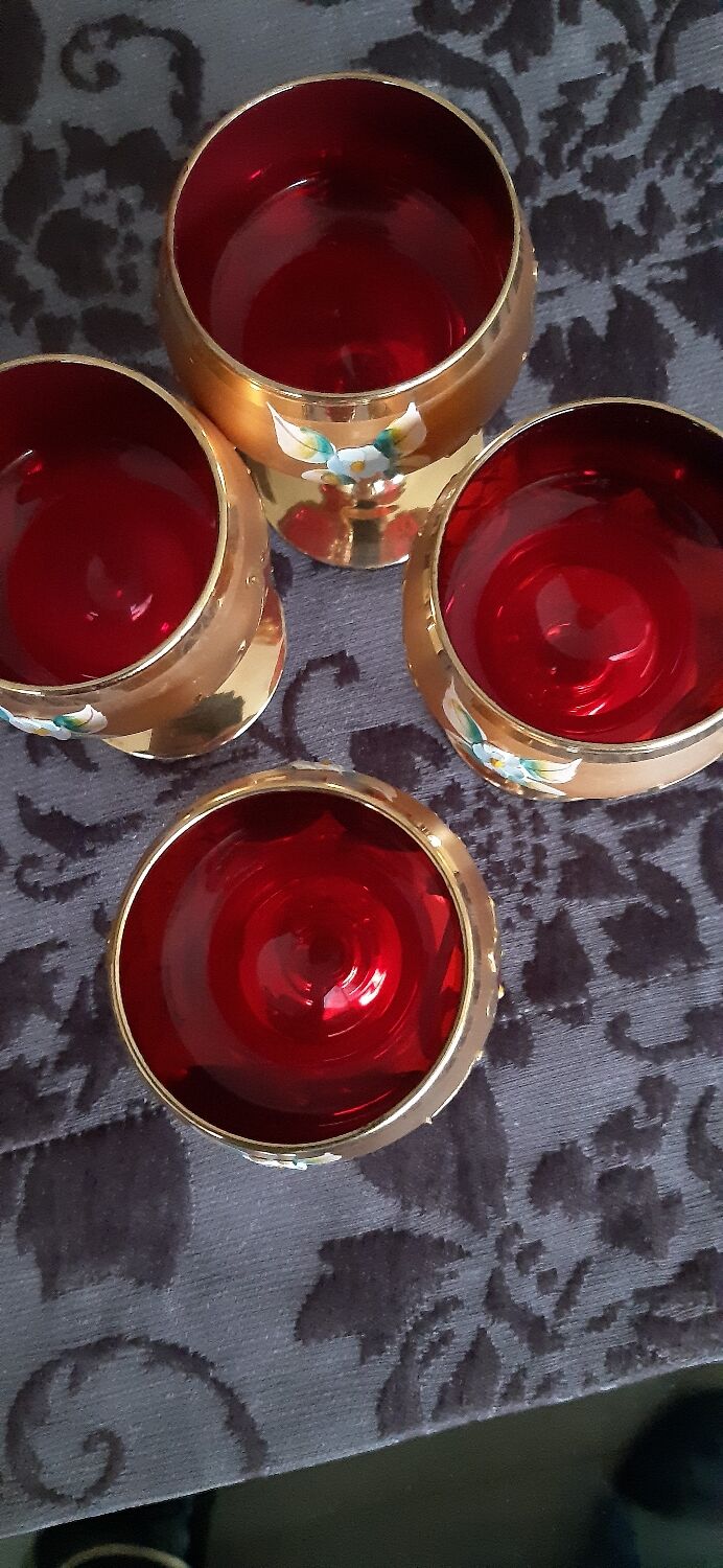 Verres rouges, dorés