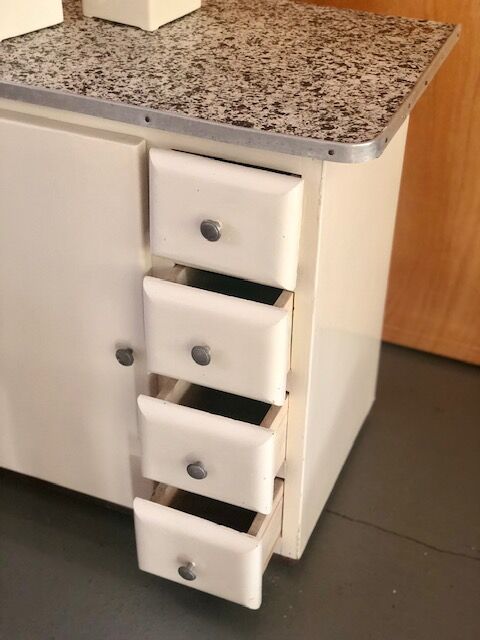 Kitchen service cabinet