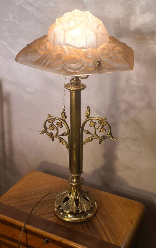 lampe art nouveau bronze et laiton  et abat-jour signé  dégue rose opaque