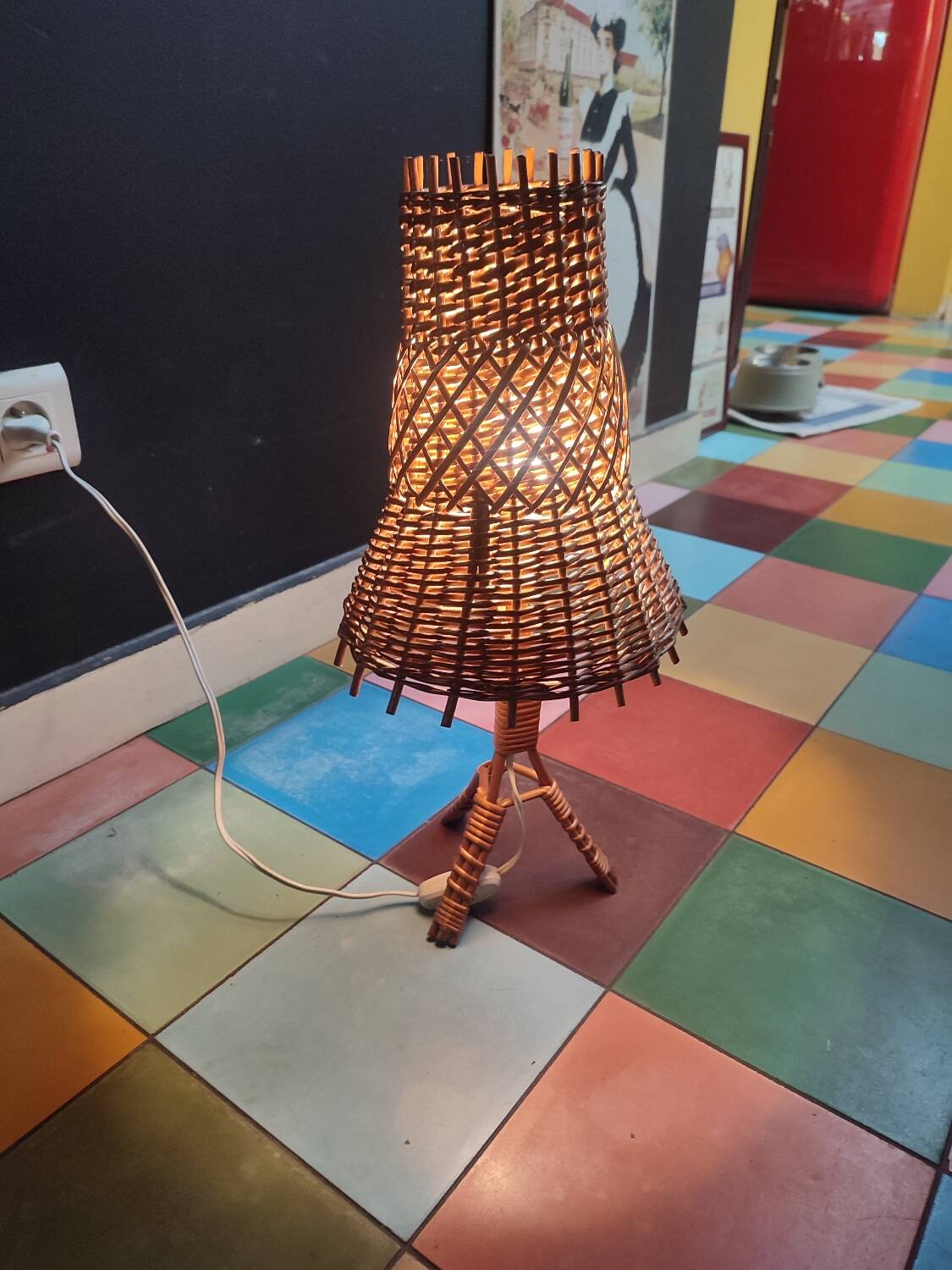 Lampe à poser vintage en osier