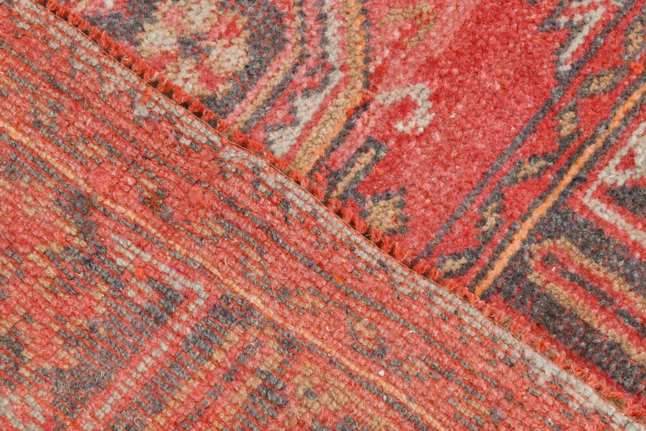 Tapis couloir vintage corail et beige aux motifs orientaux adoucis