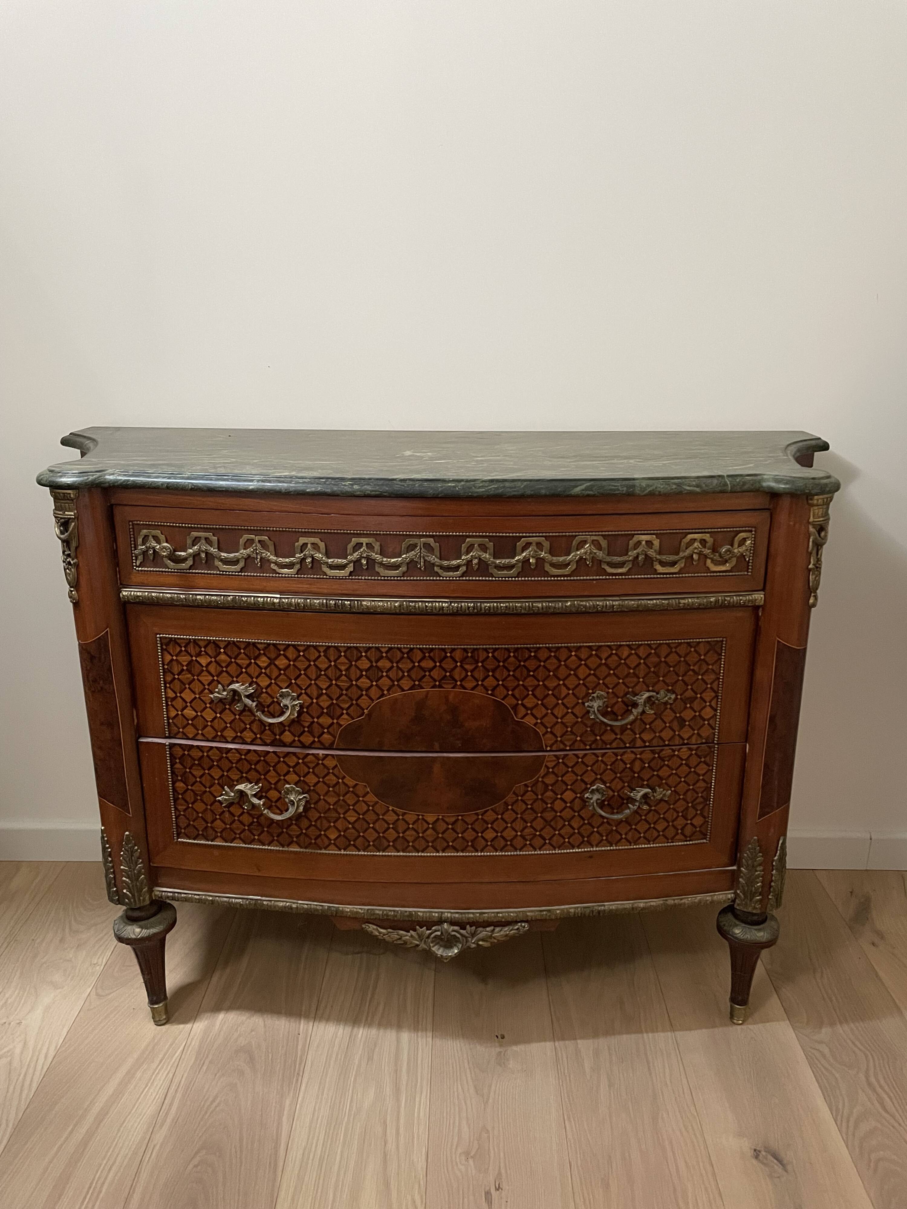 Commode style Louis XVI