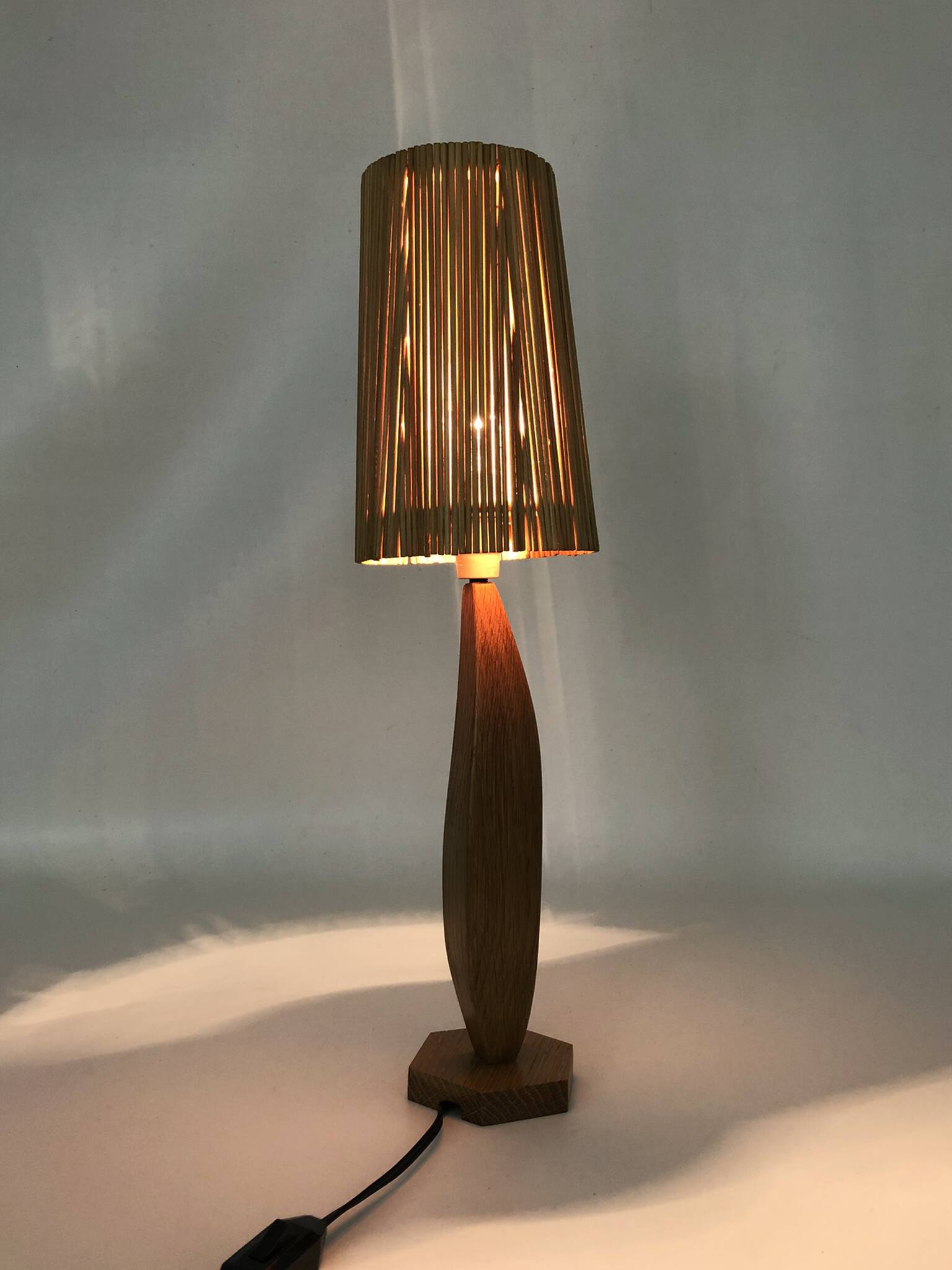 Sculptural lamp in carved oak wood, 70s 80s