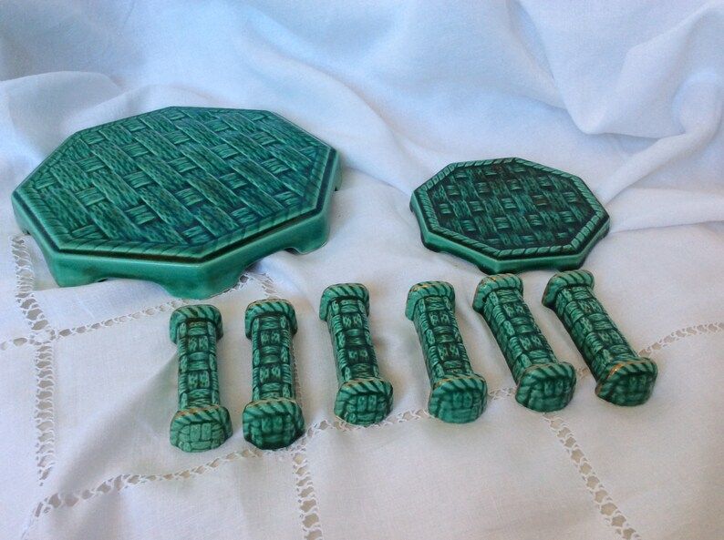 Set of 6 knife holders, a trivet, a 1960s bottle coaster