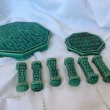 Set of 6 knife holders, a trivet, a 1960s bottle coaster