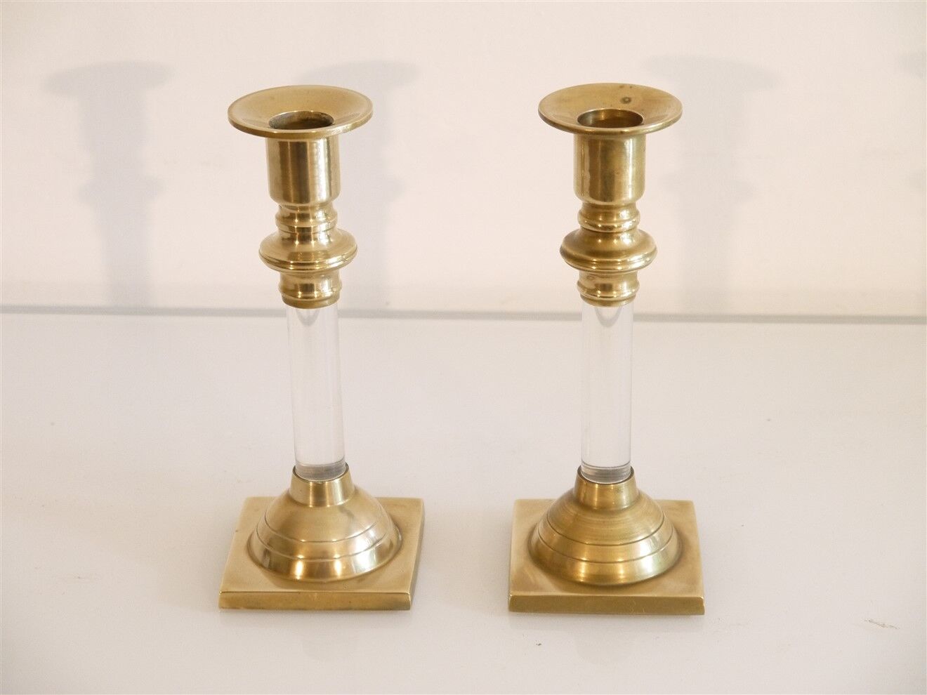 Paire de bougeoirs vintage en plexiglas et laiton 1960