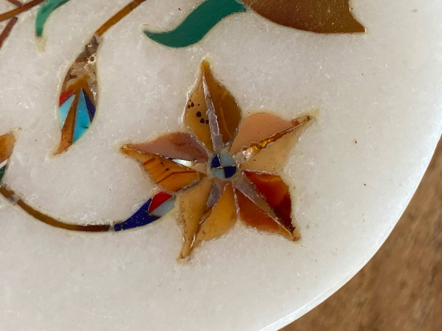 Boite en albâtre blanc décor floral incrusté