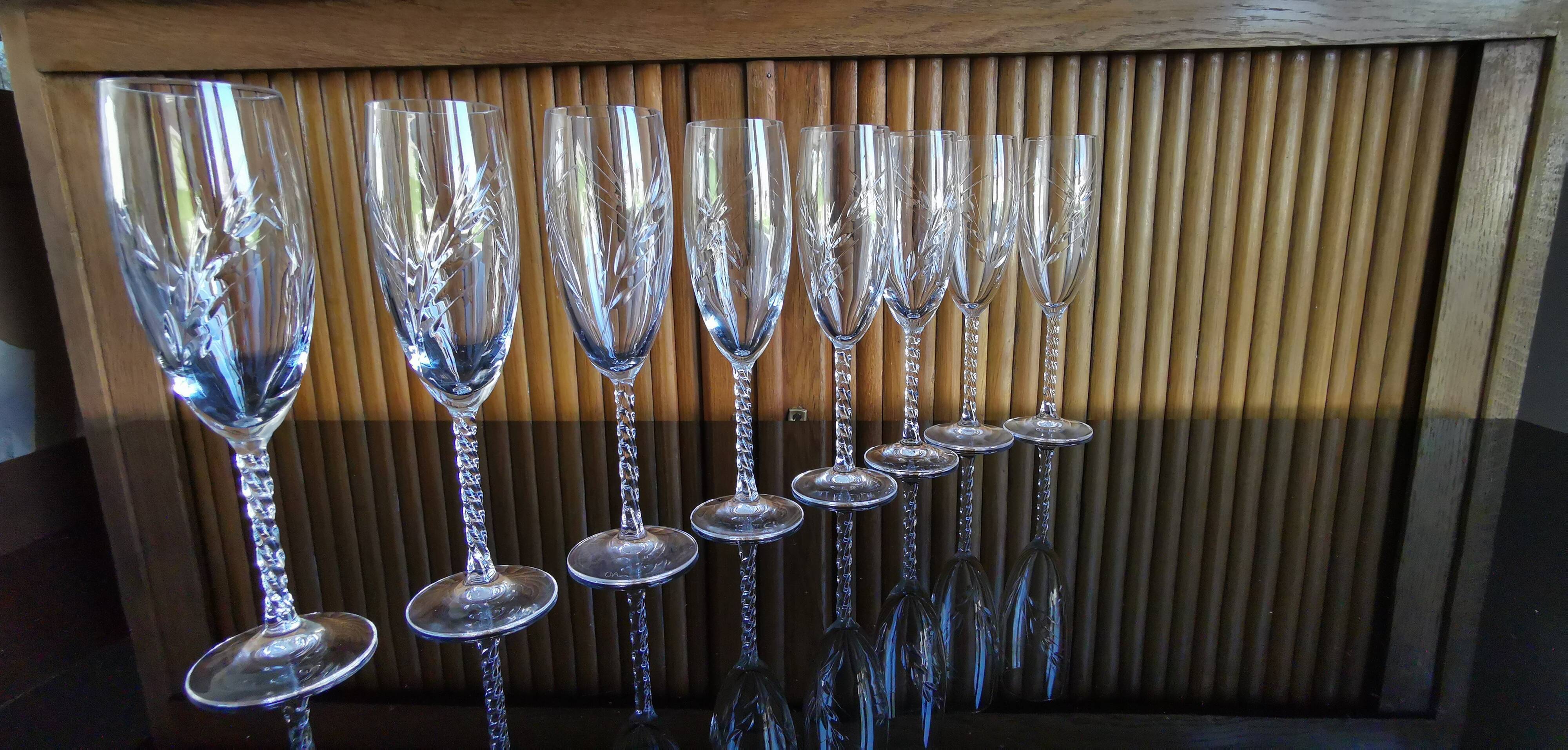 Lot 8 flûtes à champagne cristal taillé pied torsadé epis cristal d'arques