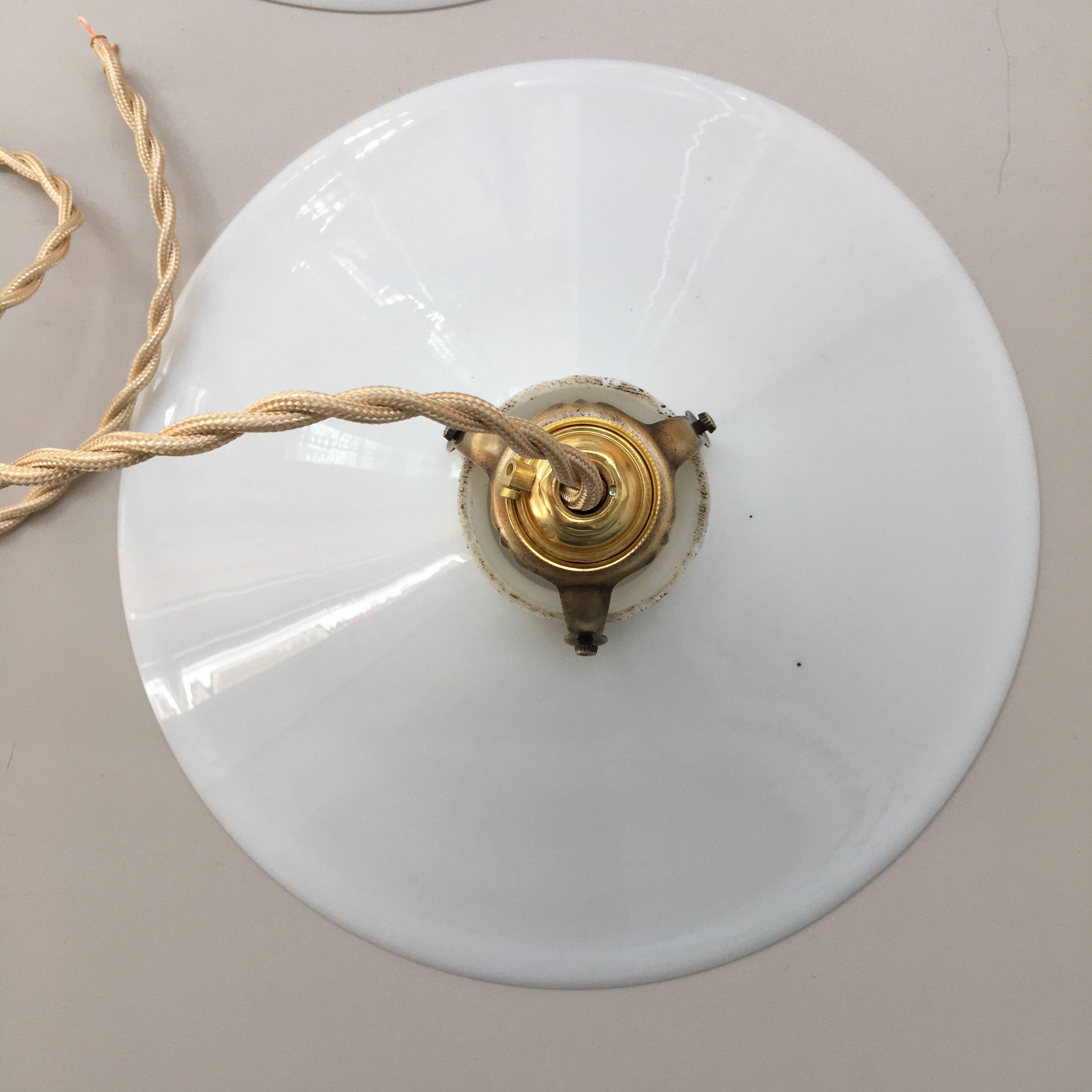Paire de suspensions vintage en opaline blanche