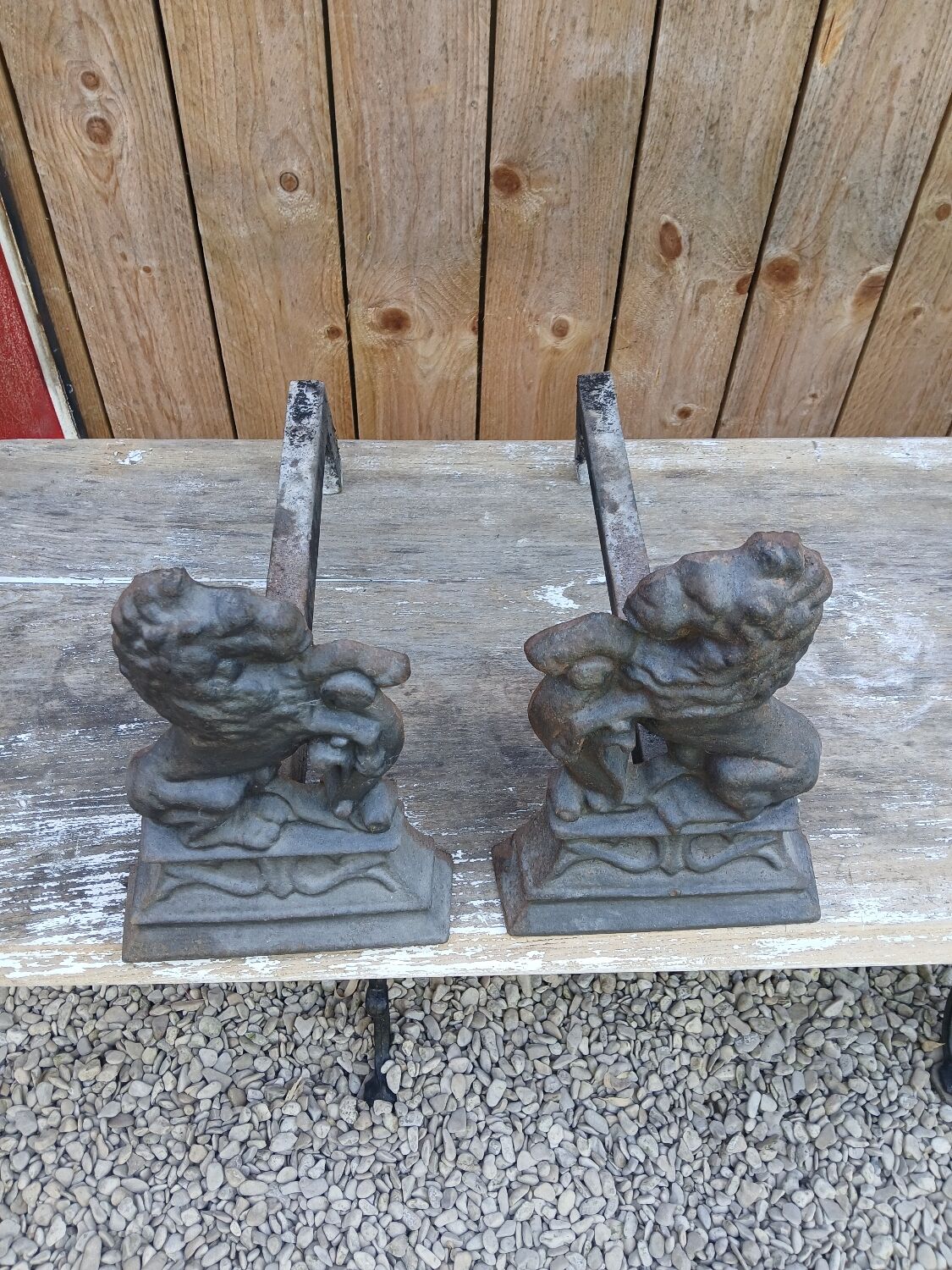 Paire de chenets lions en fonte