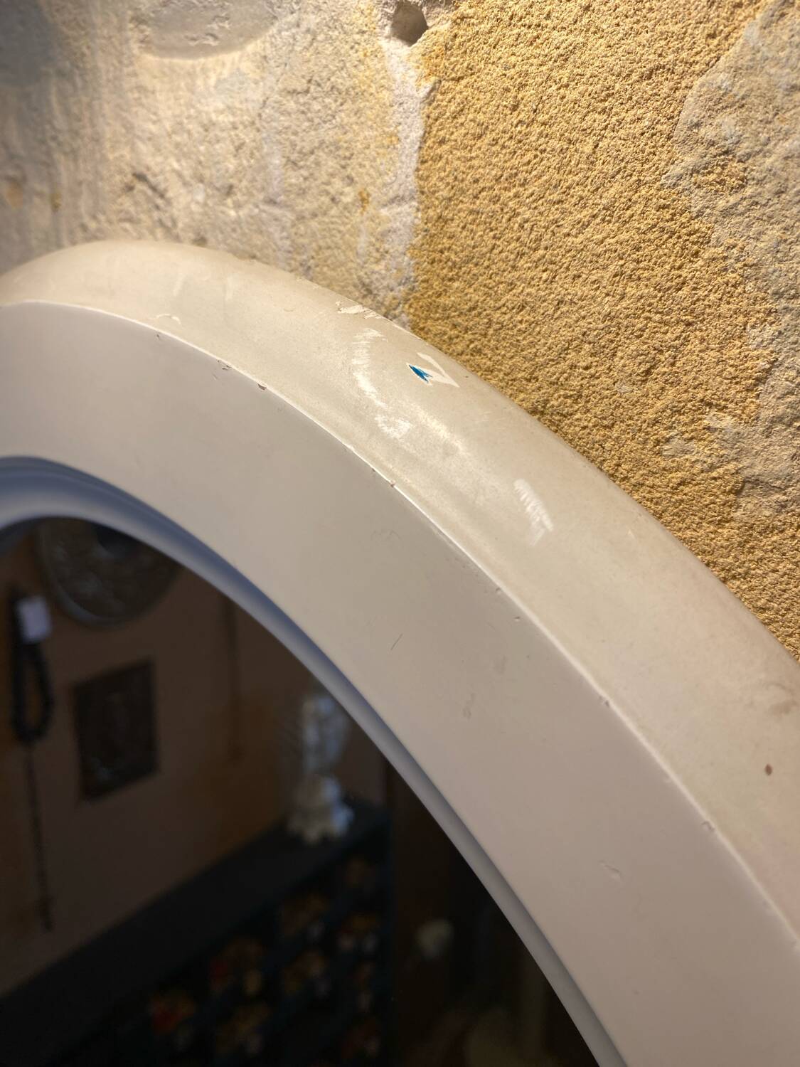 Oval mirror in white wood