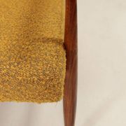 Deux chaises longues vintage en bouclée moutarde, design du milieu du siècle, 1960.