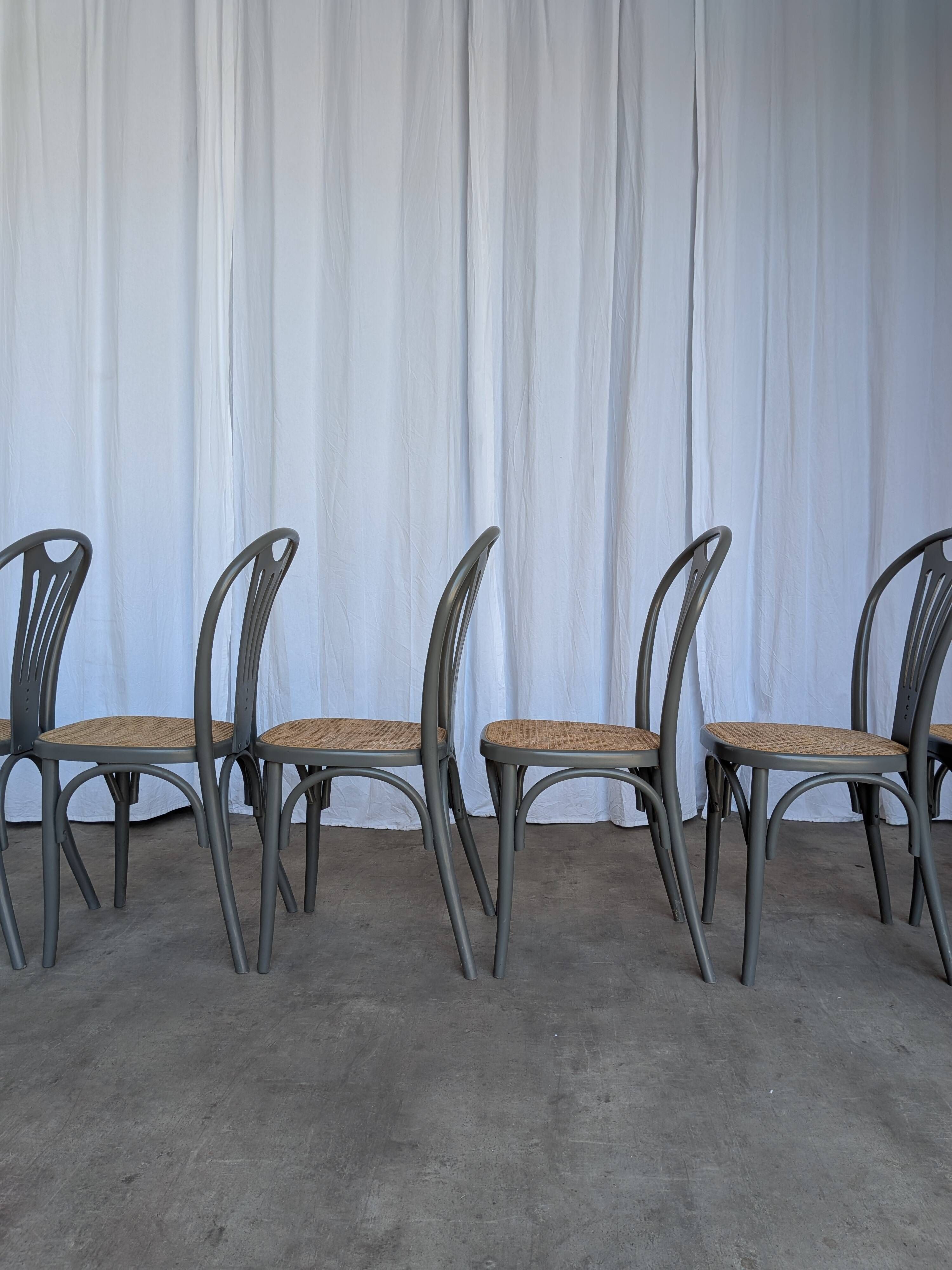 Ensemble de 6 chaises de salle à manger vintage grises en bois cintré : style Thonet, assise en cannage.