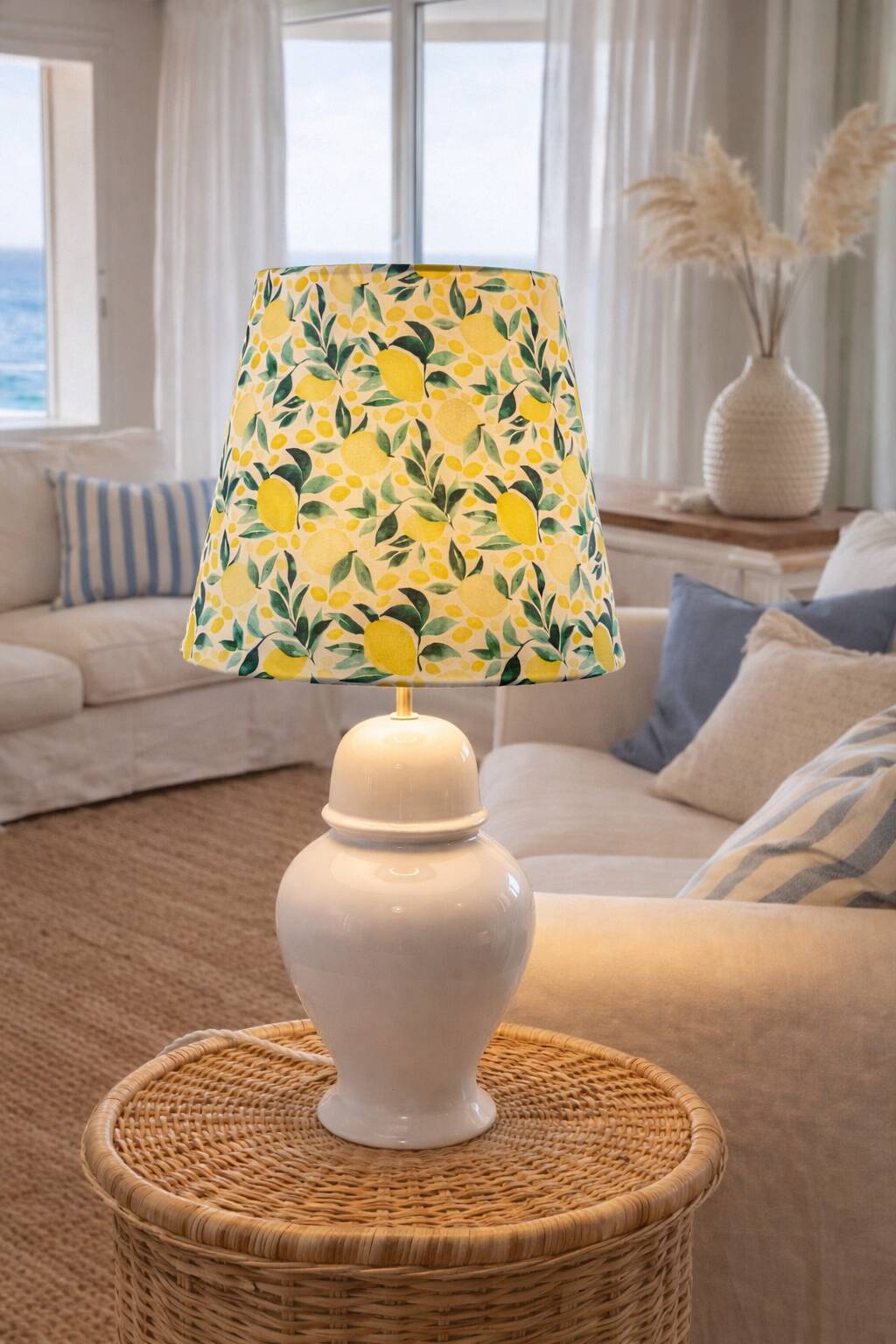 Lampe vintage en céramique blanche avec abat-jour citron, sur mesure