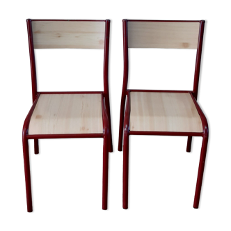 Duo de chaises d'école en bois et tour rouge années 70