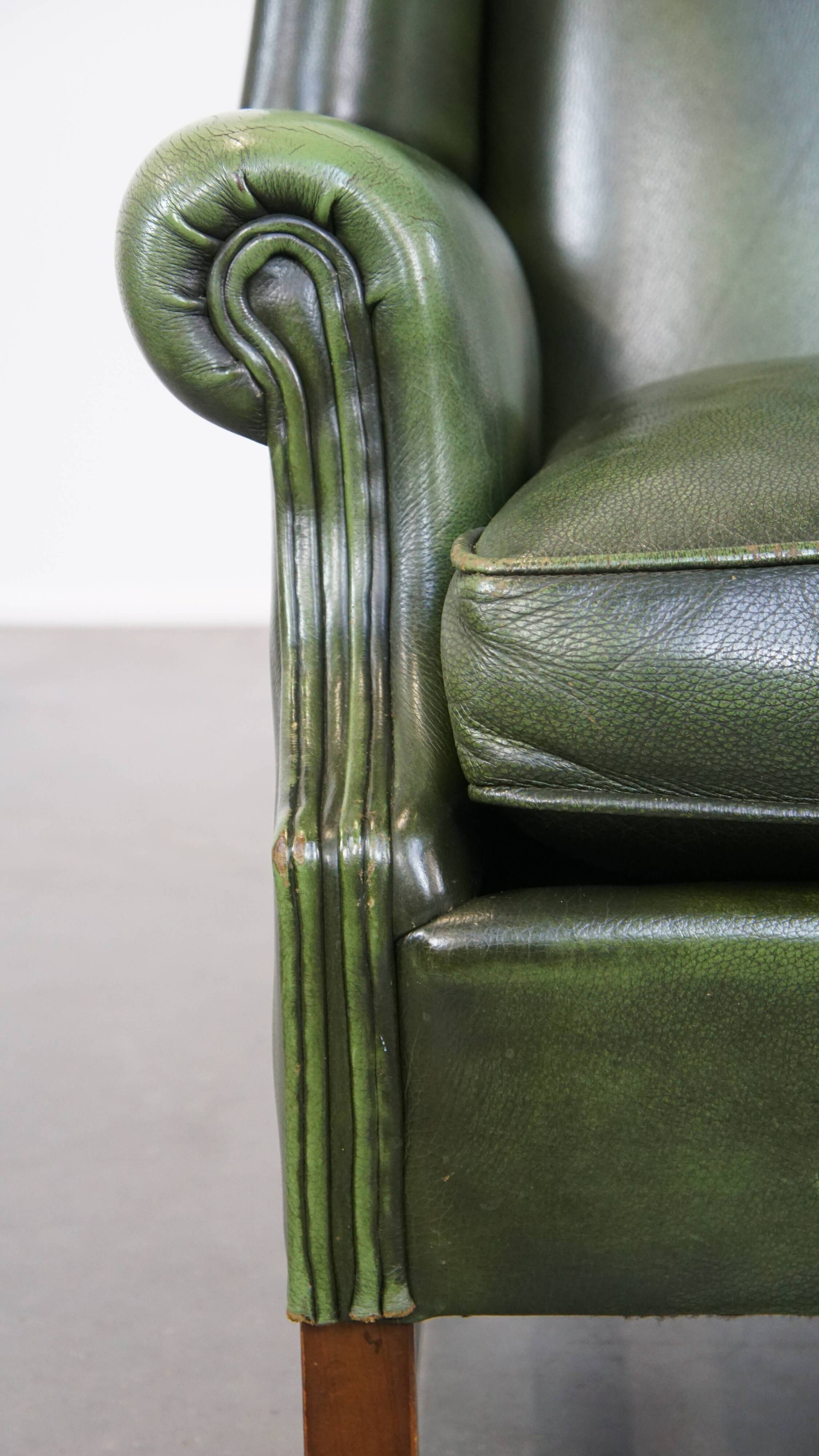 Fauteuil à oreilles Chesterfield anglais en cuir de vache vert avec une assise confortable