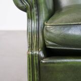 Fauteuil à oreilles Chesterfield anglais en cuir de vache vert avec une assise confortable