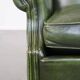 Fauteuil à oreilles Chesterfield anglais en cuir de vache vert avec une assise confortable