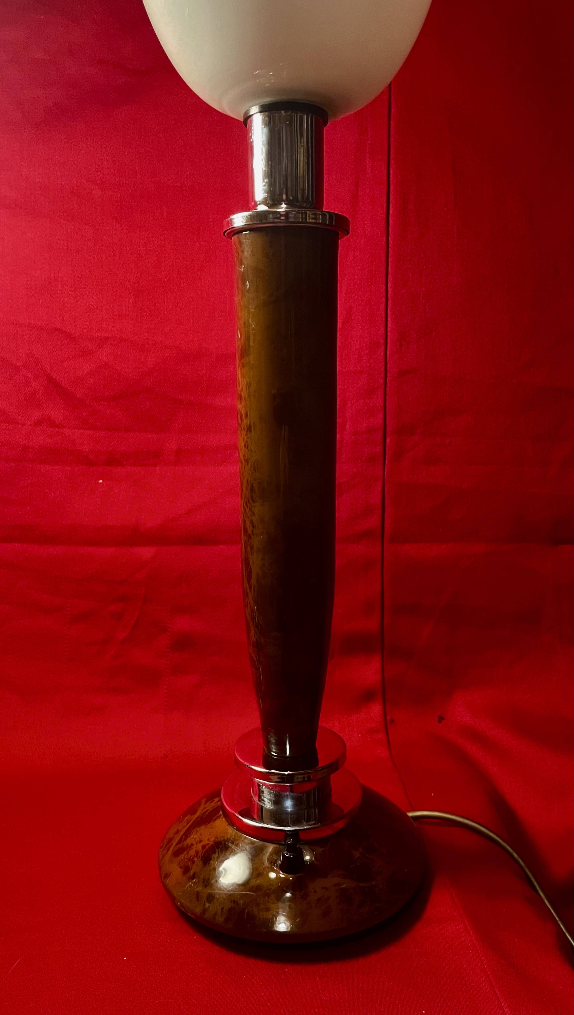 A pair of understated and elegant lamps, vintage, from the 70s-80s.