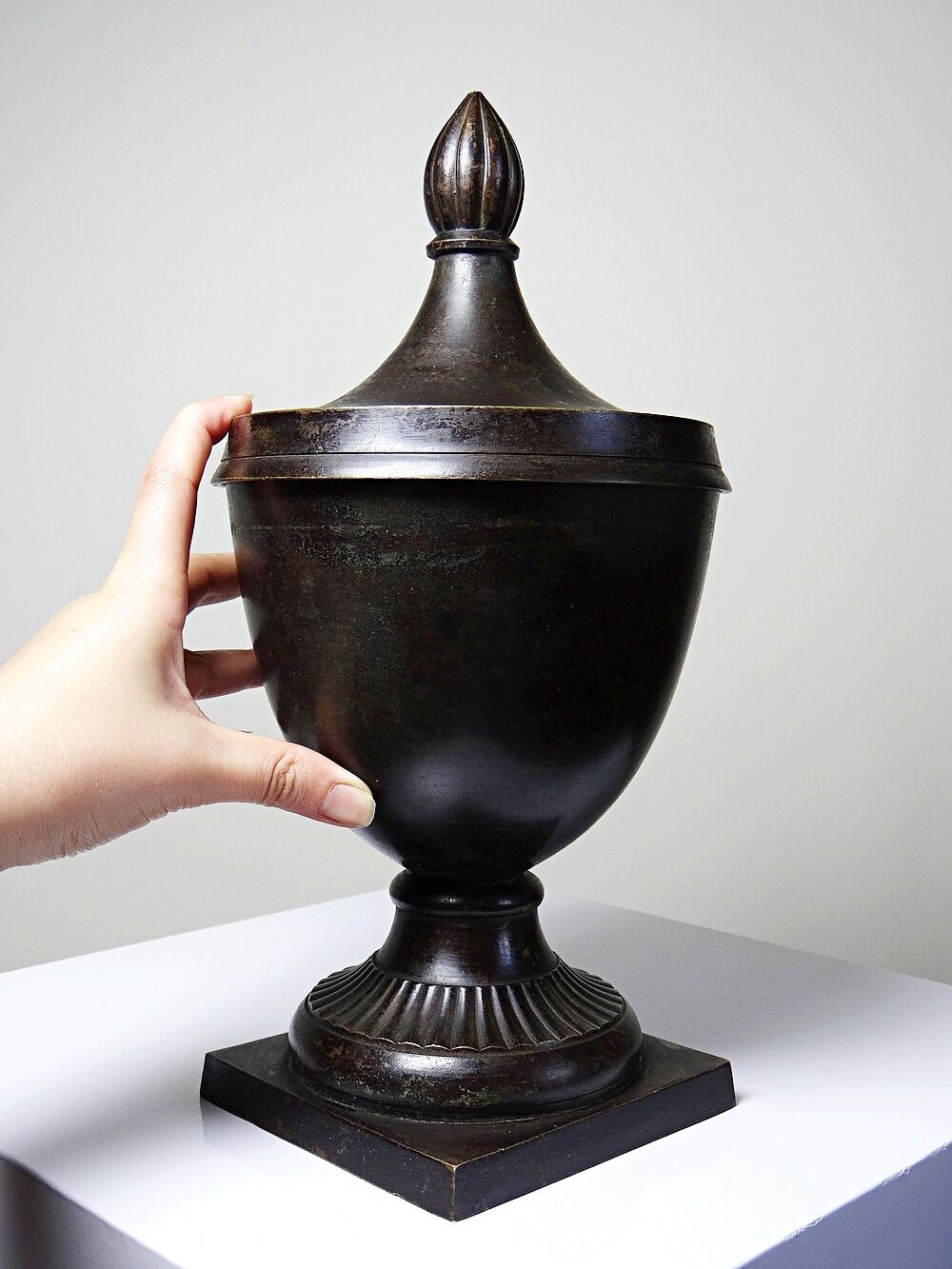Covered cassolette in Empire style, patinated bronze, India, 1960s-1980s.