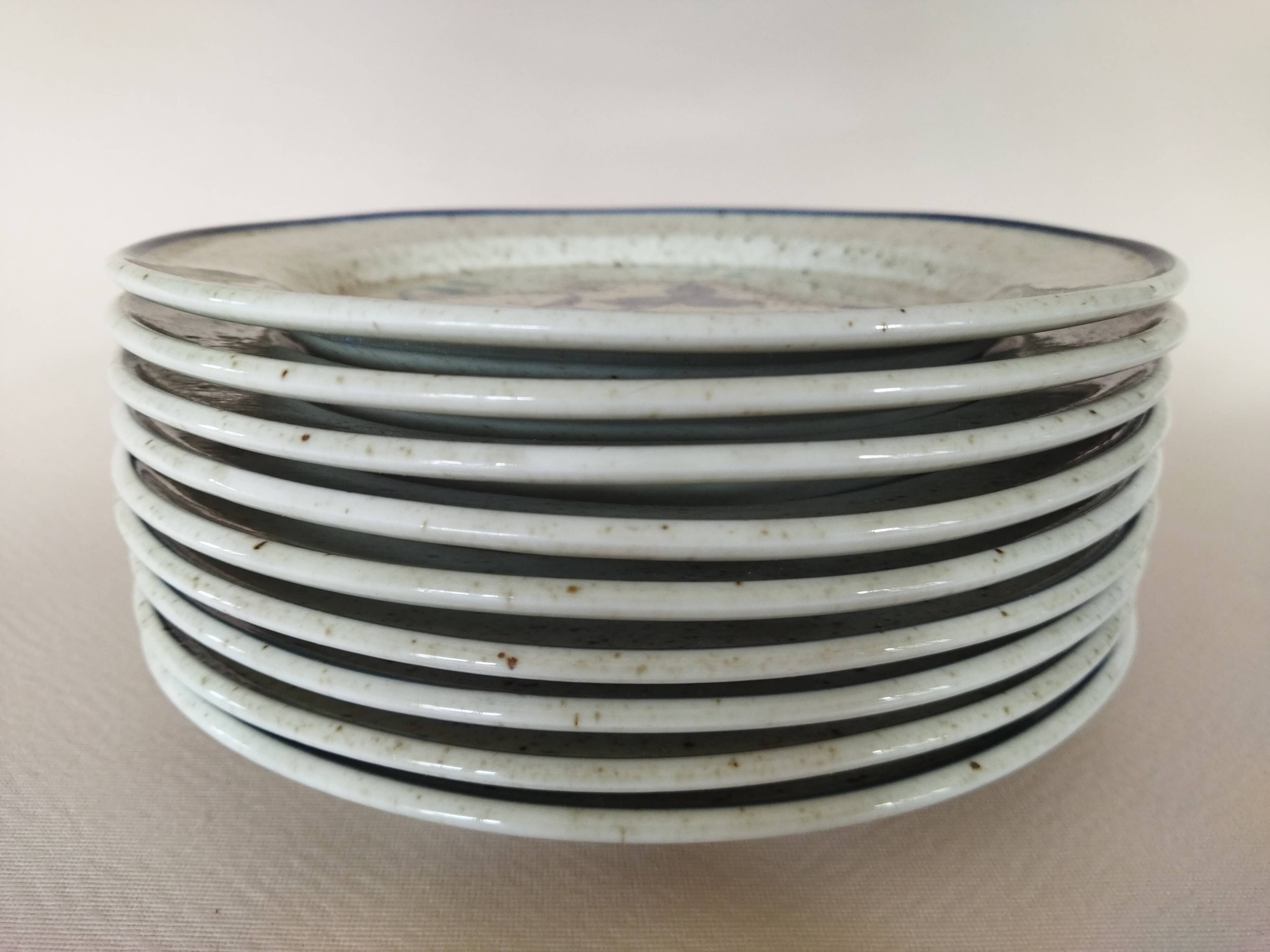9 assiettes à dessert en porcelaine de Sologne
