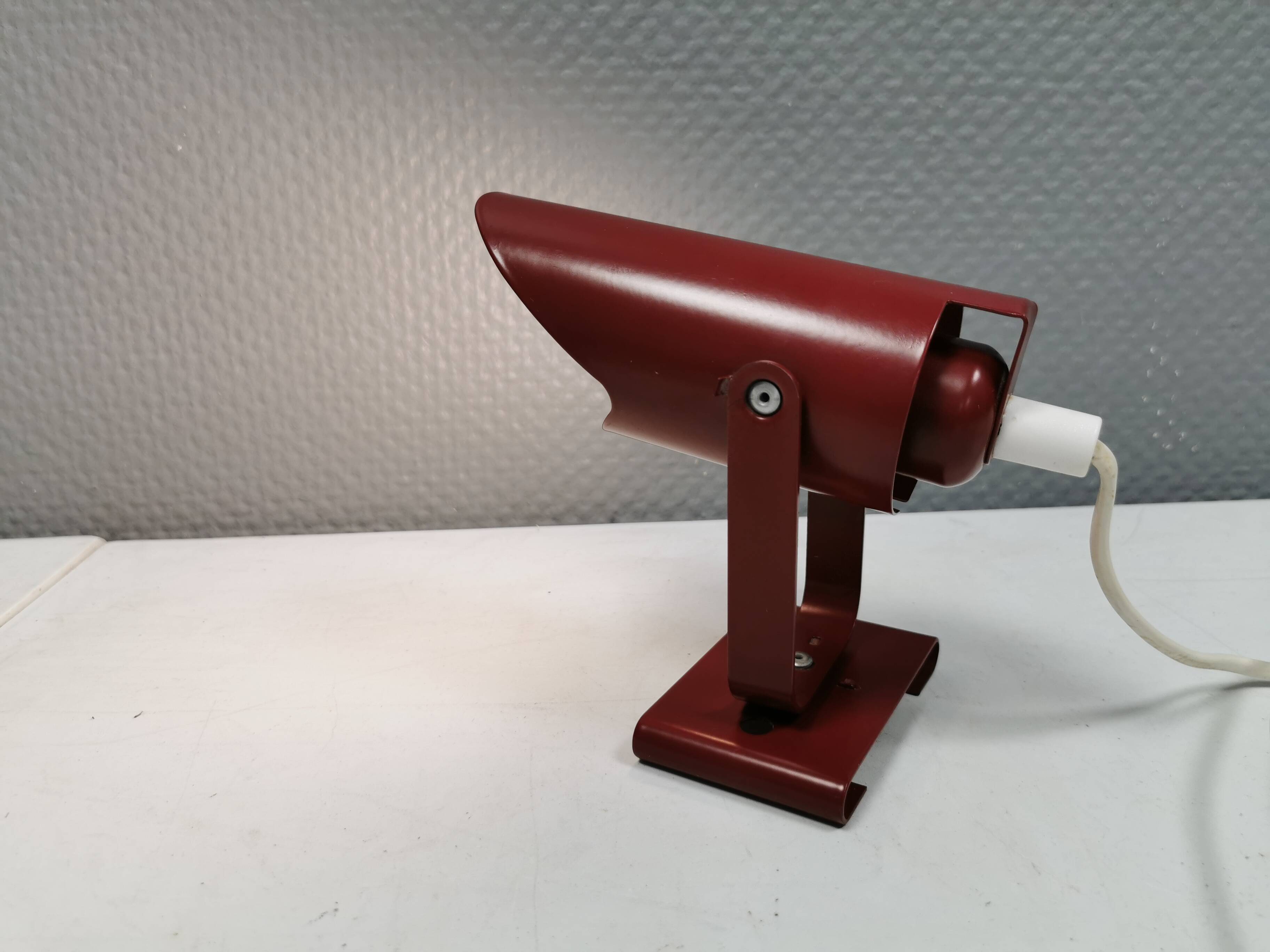 Small delicious wall lamp in Bordeaux red color from the 1980s