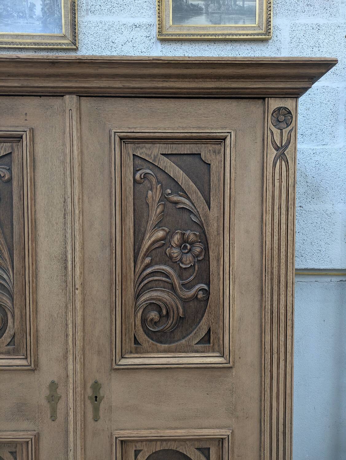 Armoire sculptée