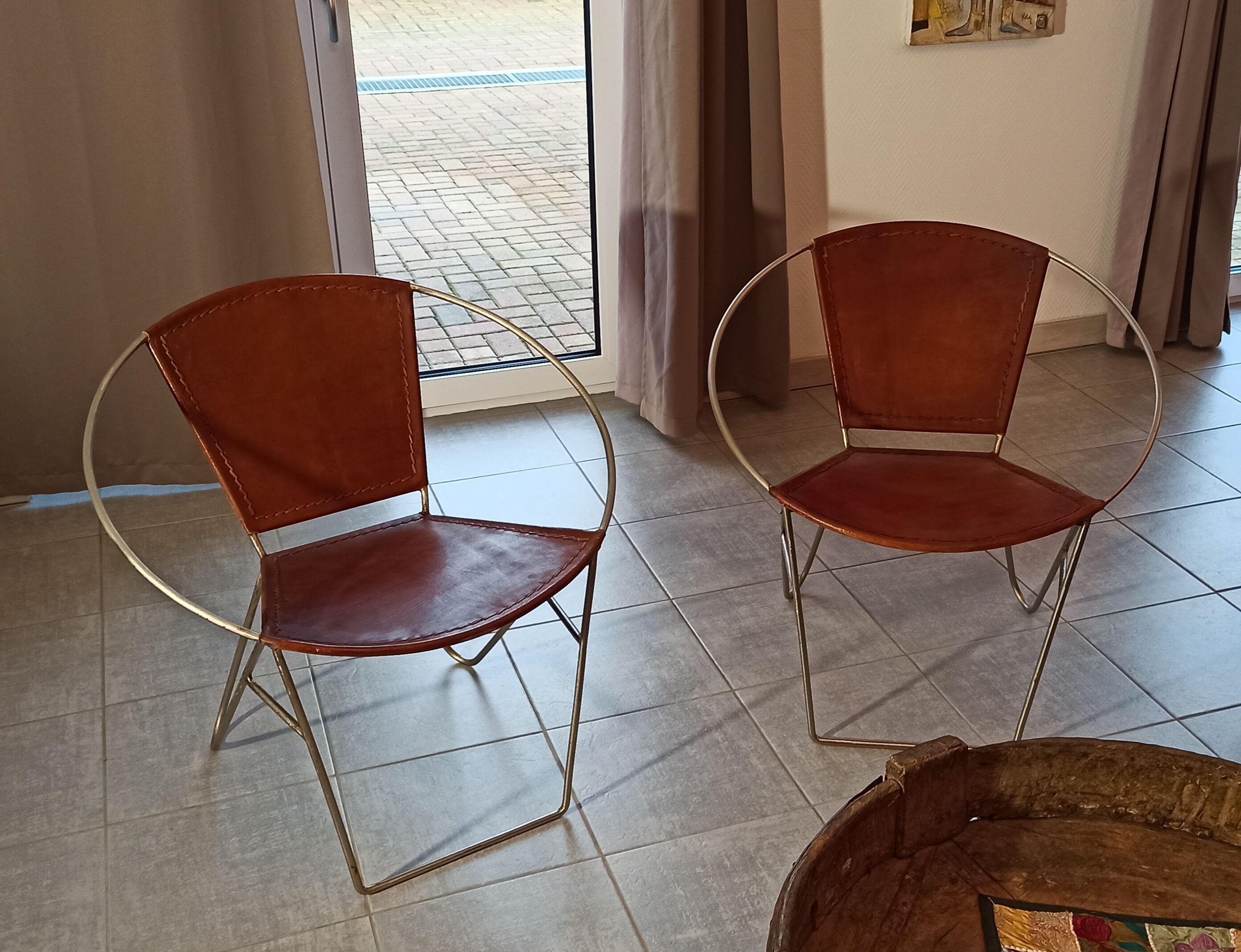 Paire de fauteuils en cuir marron clair